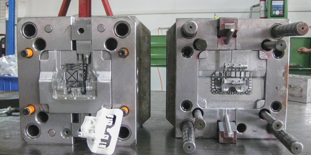 -png 用于生产大量塑料零件的工业注塑模具.png