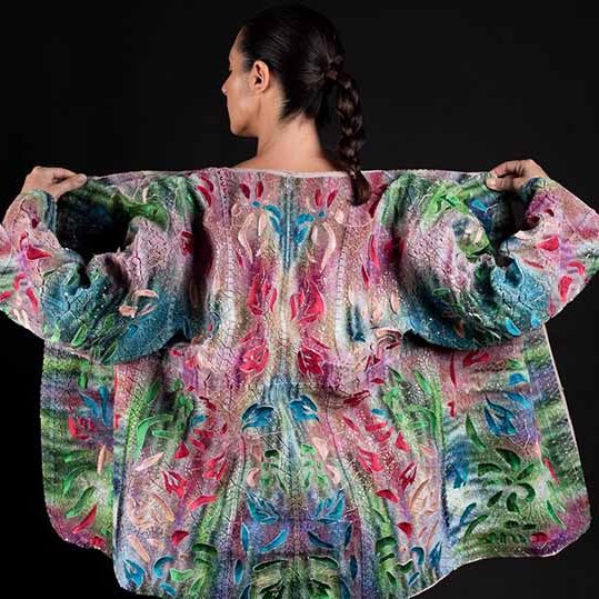 与Stratasys合作将3D多色印花和服从传统IKAT编织中汲取灵感，直接印在织物上。图片由Ganit Goldstein提供.jpg