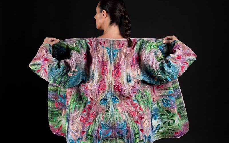 与Stratasys合作将3D多色印花和服从传统IKAT编织中汲取灵感，直接印在织物上。图片由Ganit Goldstein提供.jpg